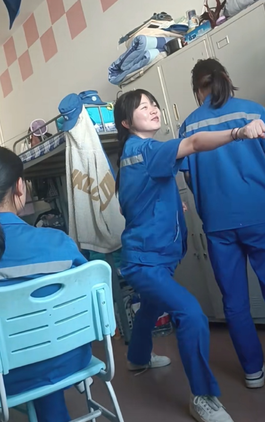 哈哈哈这个学校的校服咋这样啊 ​​​
