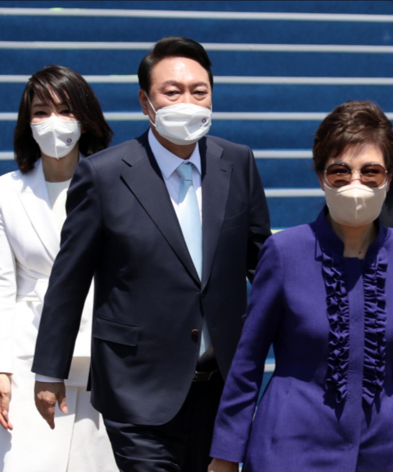 52岁金健熙谦逊有礼，主动走在朴槿惠身后
2022年5月10日，金建熙夫人身着素