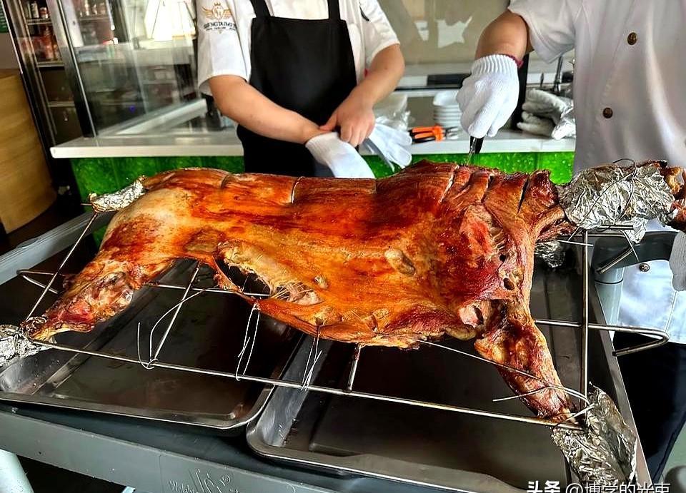 新疆一位顾客光顾一家烧烤店，点了一只烤全羊，店家称重68斤，单价60元。  令人