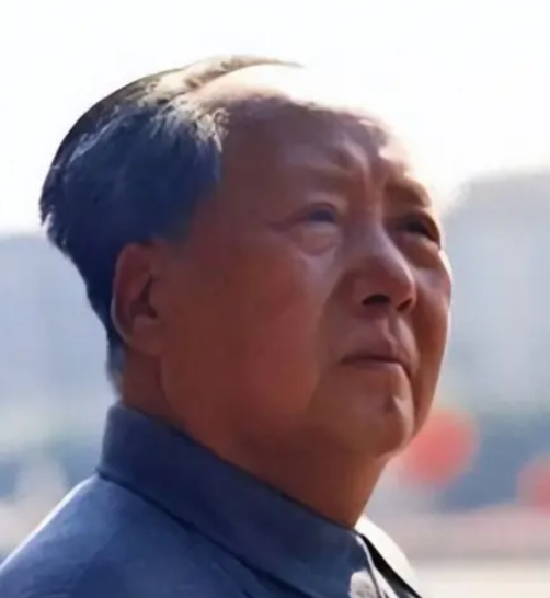 这是毛主席的最后一战，81岁高龄仍抱病指挥，给中国换来了40年的和平。
 
（信