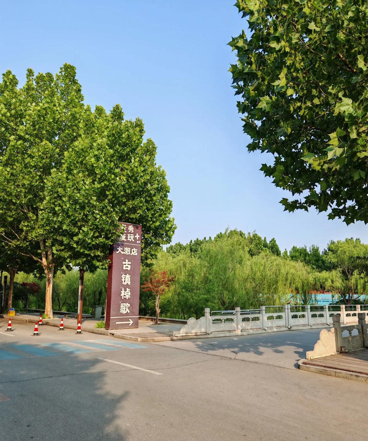 自驾游的车友们可以选择去保定大激店露营，这是个很不错的选择。那里的停车场非常大，