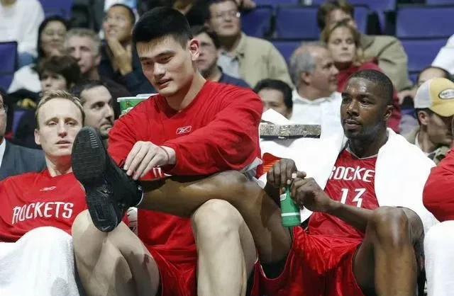 虽然是状元，但是也是中国人。
很多人不知道当年的姚明，是怎么在NBA站稳脚跟的。