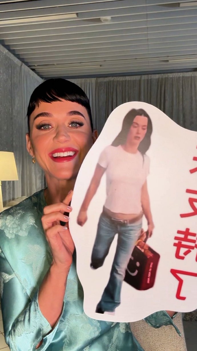 视频笑到捶桌！水果姐复刻MV简约造型反差萌，唱跳高能就算了，还会即兴“演小品”，