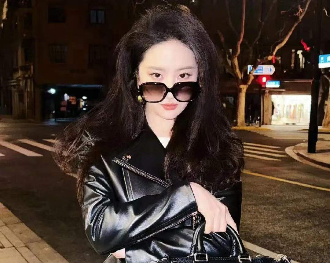 刘亦菲和干爹跪舔漂亮国？
这阵子漂亮国和咱们算是硬刚了起来，主要是漂亮国不讲武德