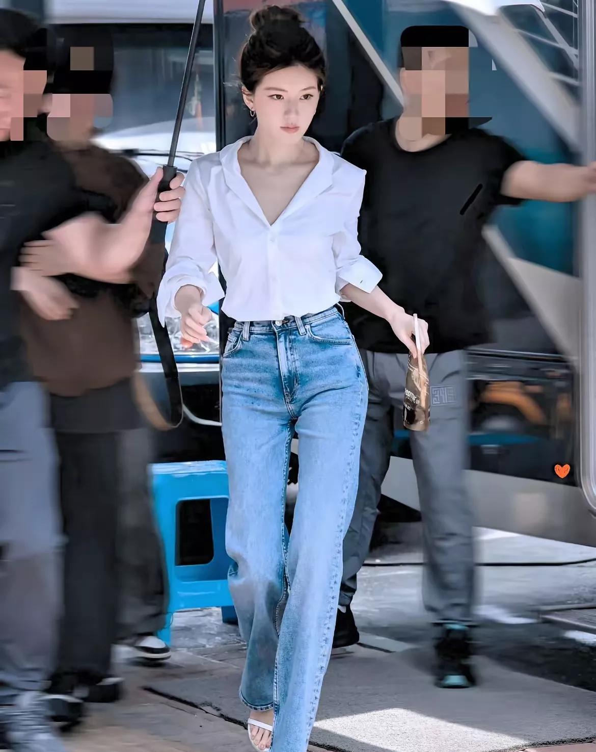 在影视圈里，1米六的女生，体重到底应当多少？赵露思给出了答案：七十六斤！
我的小