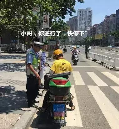 与其盯着摩托车，还是先管住电动车吧。今晚饭后散步，在等红绿灯时花了点时间统计路口