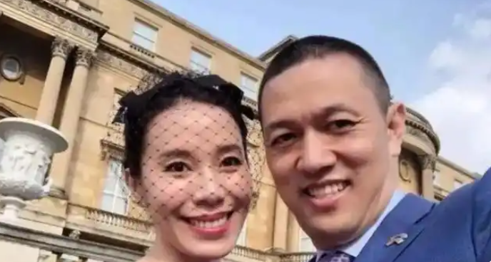 太接地气了：李斌带着老婆逛超市买菜

不管怎么说，李斌好歹也是一个亿万富翁吧，你