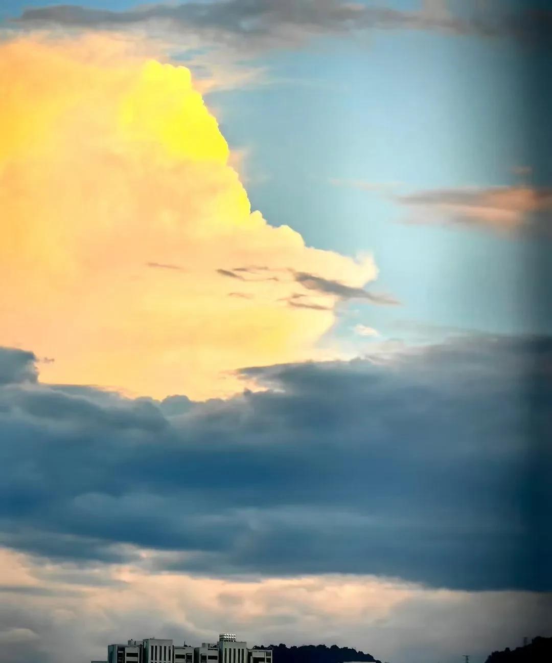 #一张图记录我家的天气情况#
静静地，居于云深处