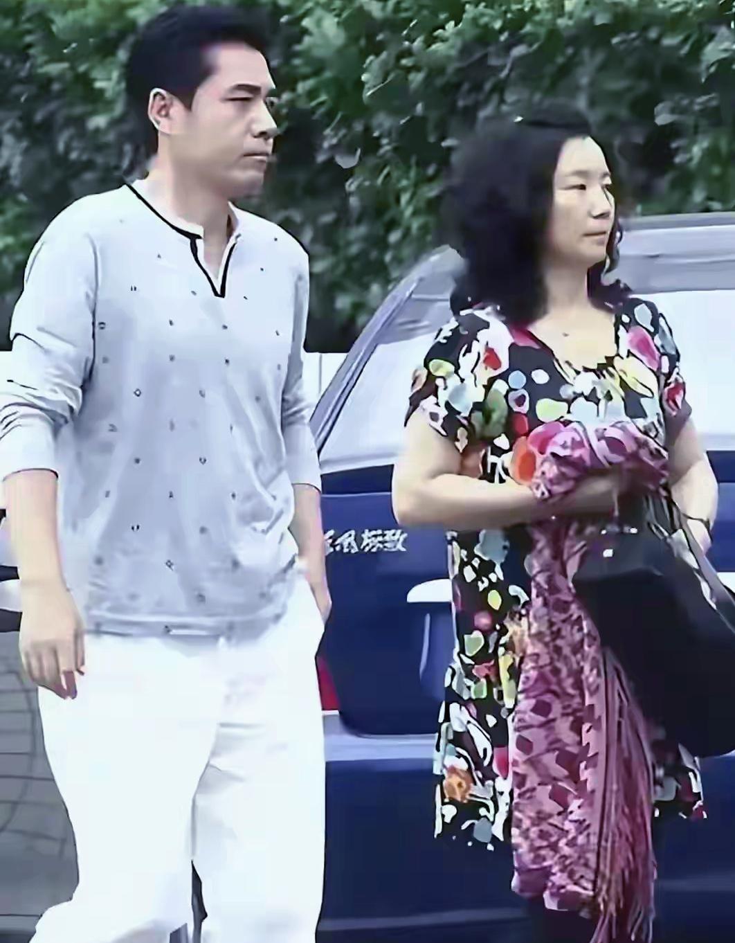 刷到陈宝国和他爱人出行，俩人走得慢悠悠的，看着就像街坊邻居里的老两口。
俩人并排