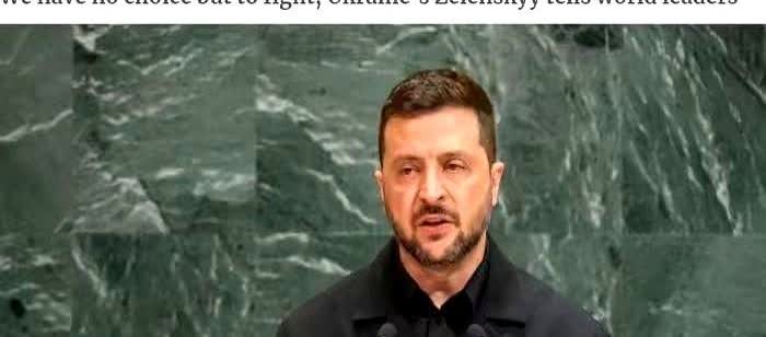 刷到一张图，给我看沉默了。
泽连斯基站在联合国，西装还是那身西装，但台下，座位