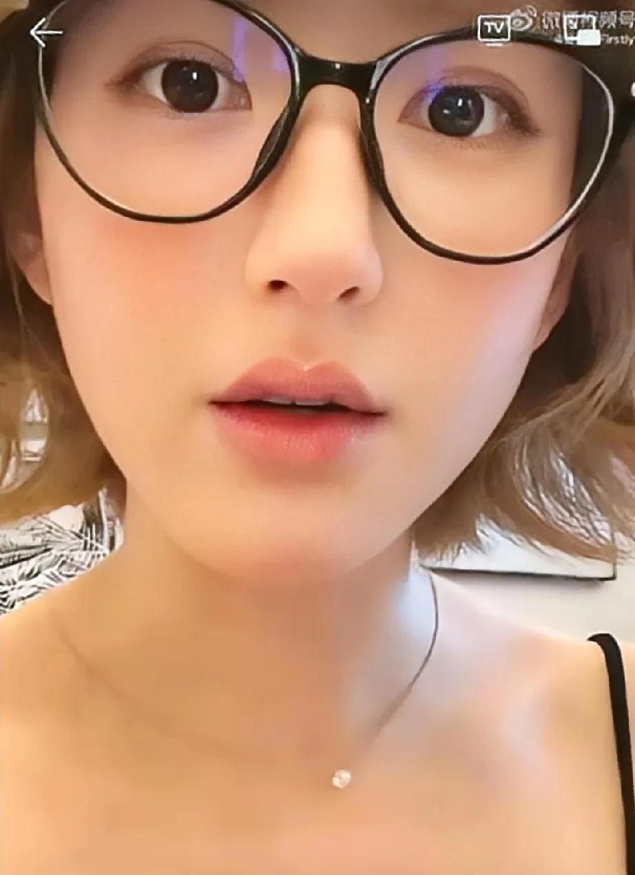 真不知道赵露思葫芦里卖的什么药，
总觉得这个操作有点反常识
直播时敢直言“现在忍