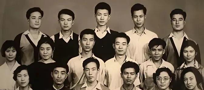 这是六十年代，李双江与声乐系同学的合影照。
照片中的学生身上的衣着，在那个年代很