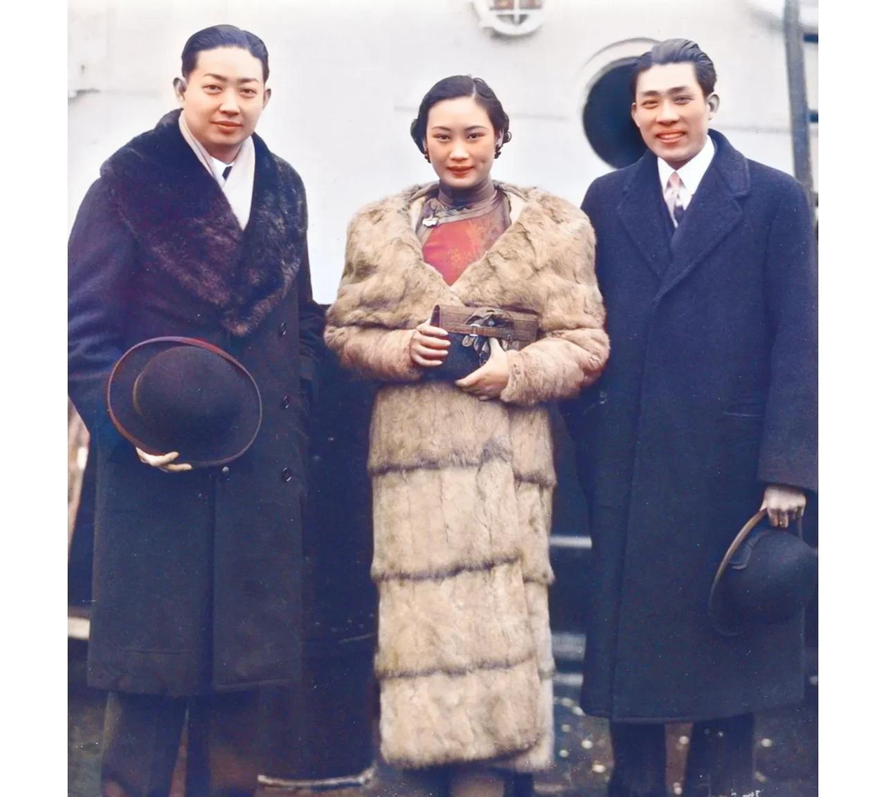 上世纪30年代，年轻时的胡蝶与梅兰芳、吴铁城在赴苏联船上的合影老照片，胡蝶长相不