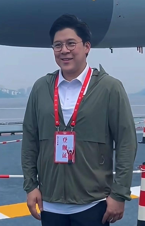 发现霍震霆真的很喜欢跟着长子霍启刚一家活动。
这次参观山东舰霍震霆又是开开心心跟
