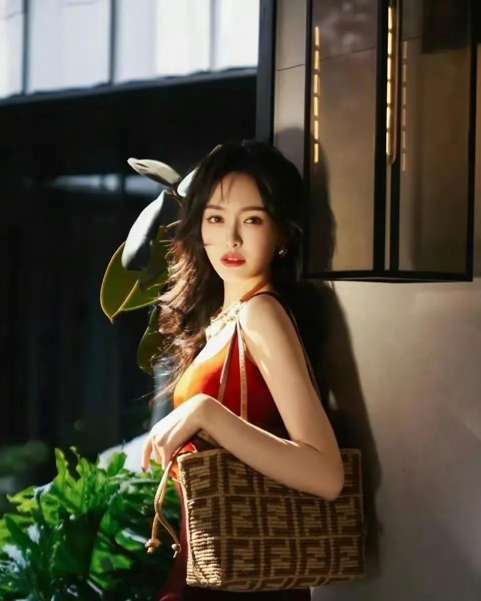 唐嫣看着面善结果喜欢耍大牌
克拉恋人因为她耍大牌不及时进组
才成全了迪丽热巴演的
