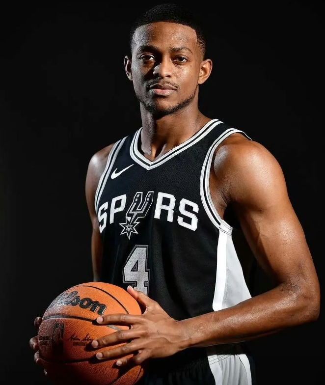 翻看了下这赛季福克斯的数据
不看不知道，一看吓一跳啊。加季中赛决赛总共打了40场