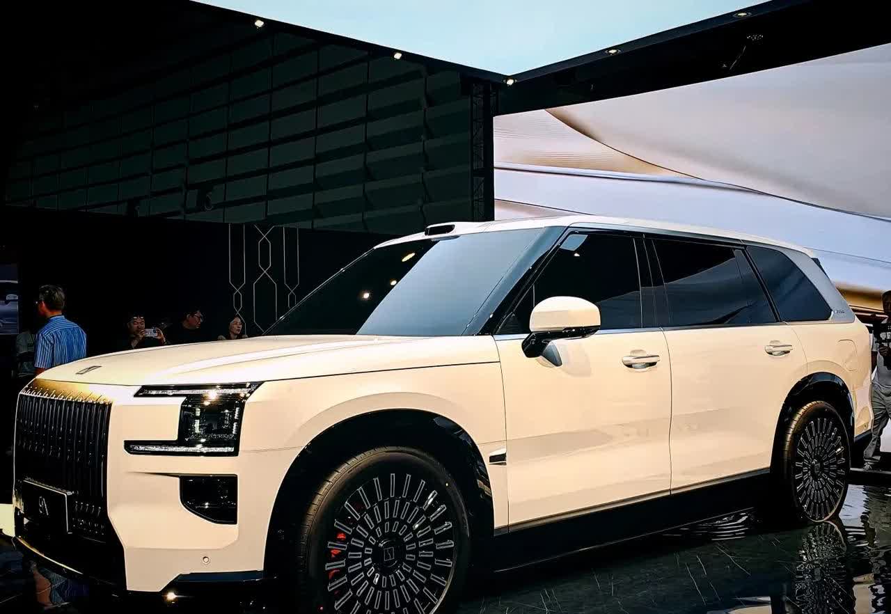 极氪9X，来看一下国内最奢华的大6座SUV，8月29日正式开售！
新车内饰采用