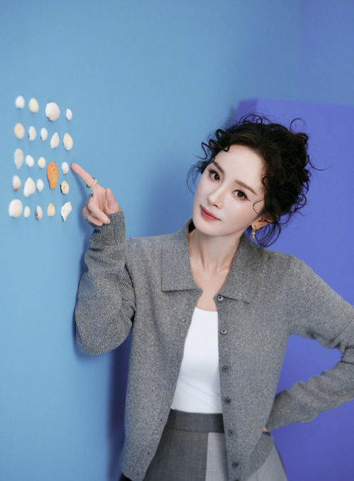 杨幂的小性感妆造，这感觉如何，是不是超可的！