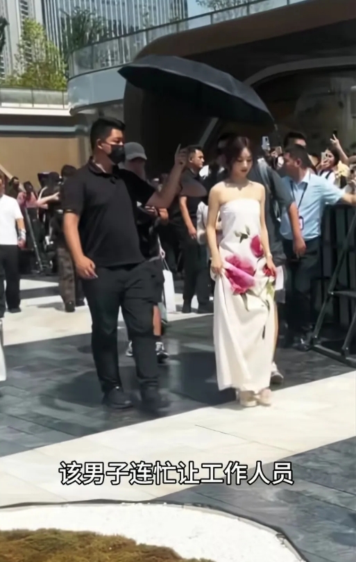 细节见人品呀！那天丽颖成都的线下活动，又热又晒，工作人员要给她打伞，却挡开拒绝了