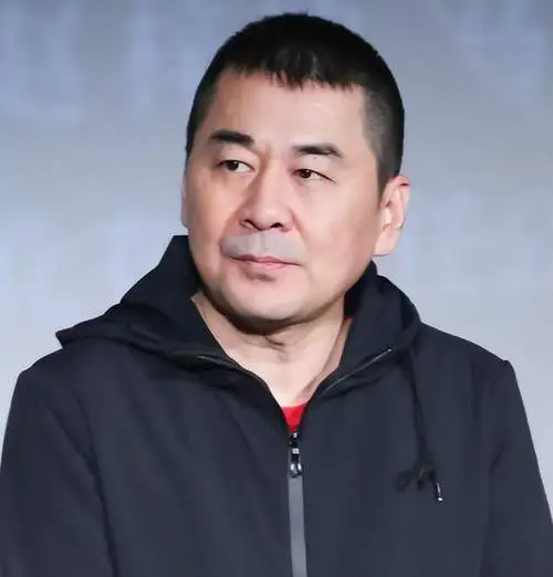 我认为的新疆十大男明星： 
第1名、陈建斌：新疆乌鲁木齐市人 
第2名、李咏：新