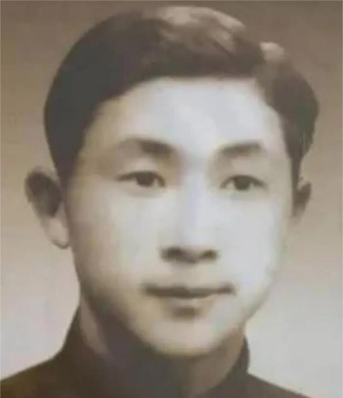 1947年，一名地下党因叛徒出卖被捕，为传递情报3次利用上厕所机会悄悄对叛徒说：