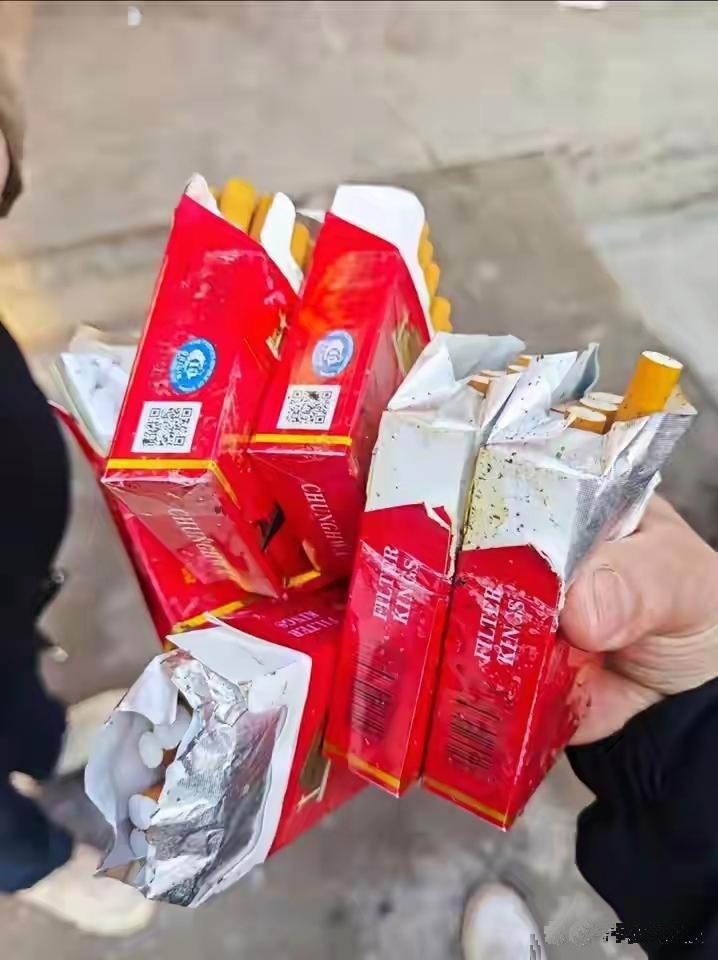 儿子把烟盒做成烟卡，老爸好气又无奈