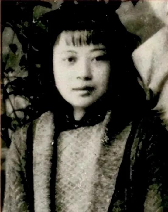 1945年，一位八路军女战士遭到了日军的轮奸，随后日军又用刀子割她身上的肉。突然