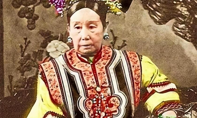 1900年，慈禧狼狈逃窜至山西首富家，临行时，慈禧让乔家借她10万两，乔致庸扑通