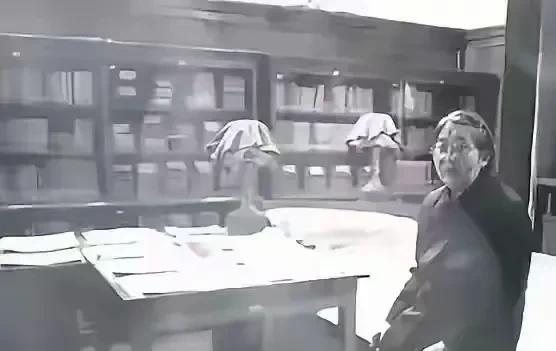 在那间充满回忆的卧室里，时光仿佛凝固了。李敏静静地坐在那里，周围的一切都显得那么