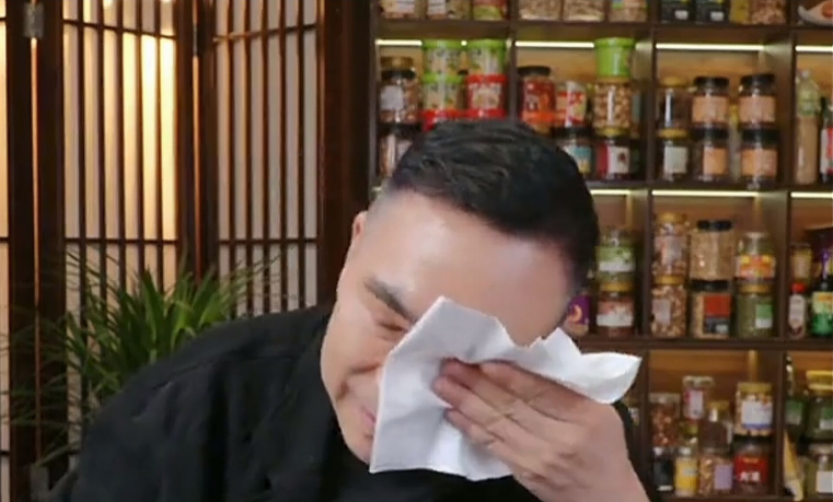 杨议直播一边擦眼泪一边说：那些人他们还不知道真正的斗士海河战神是嘛意思，他们这些