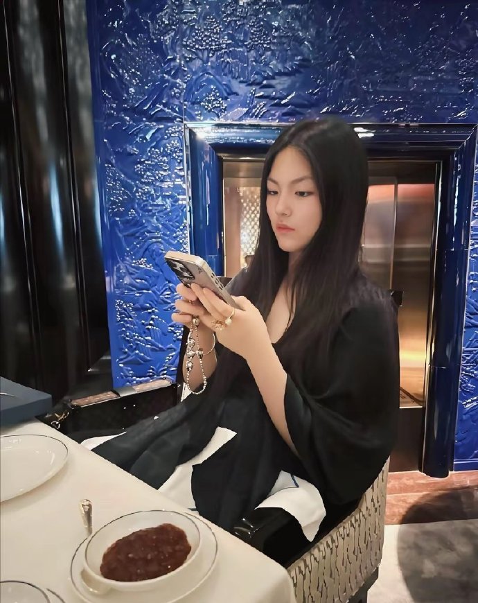 李湘女儿王诗龄吃个粽子吃出了吃不起的感觉？果然是不懂有钱人的世界 ​​​