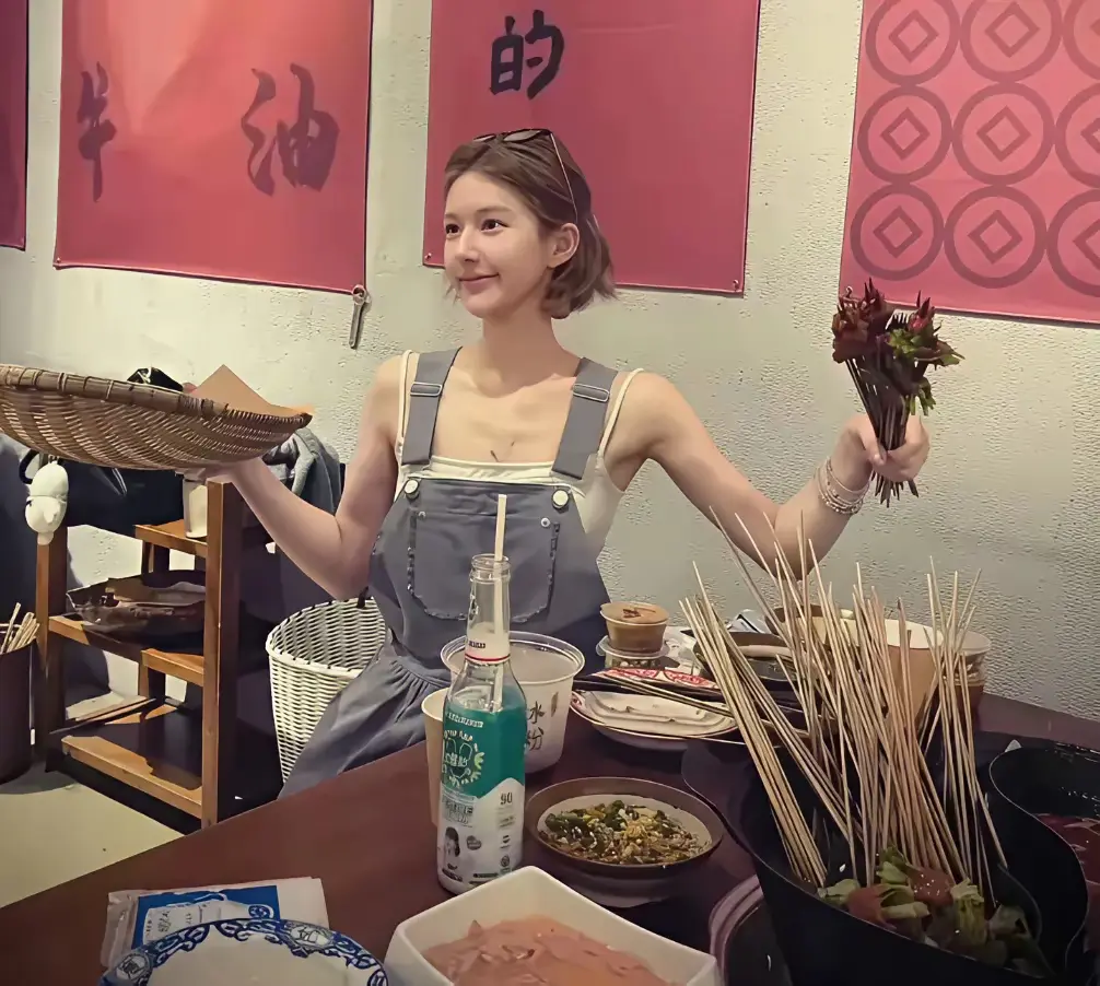 赵露思竟然也吃烤串，接地气

