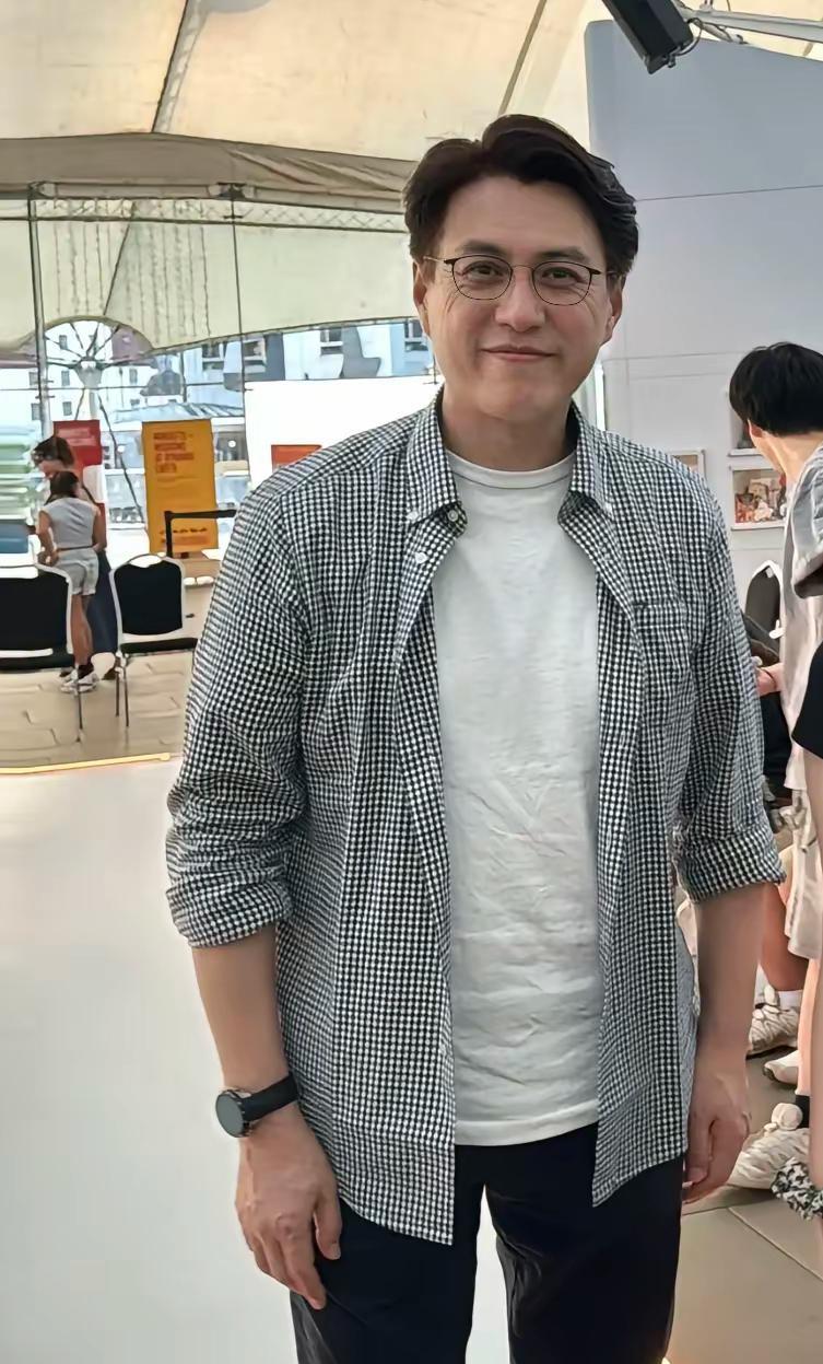 48岁靳东爱丁堡艺术节状态引热议：儒雅依旧，亲民互动获赞！[比心]
当地时间8月
