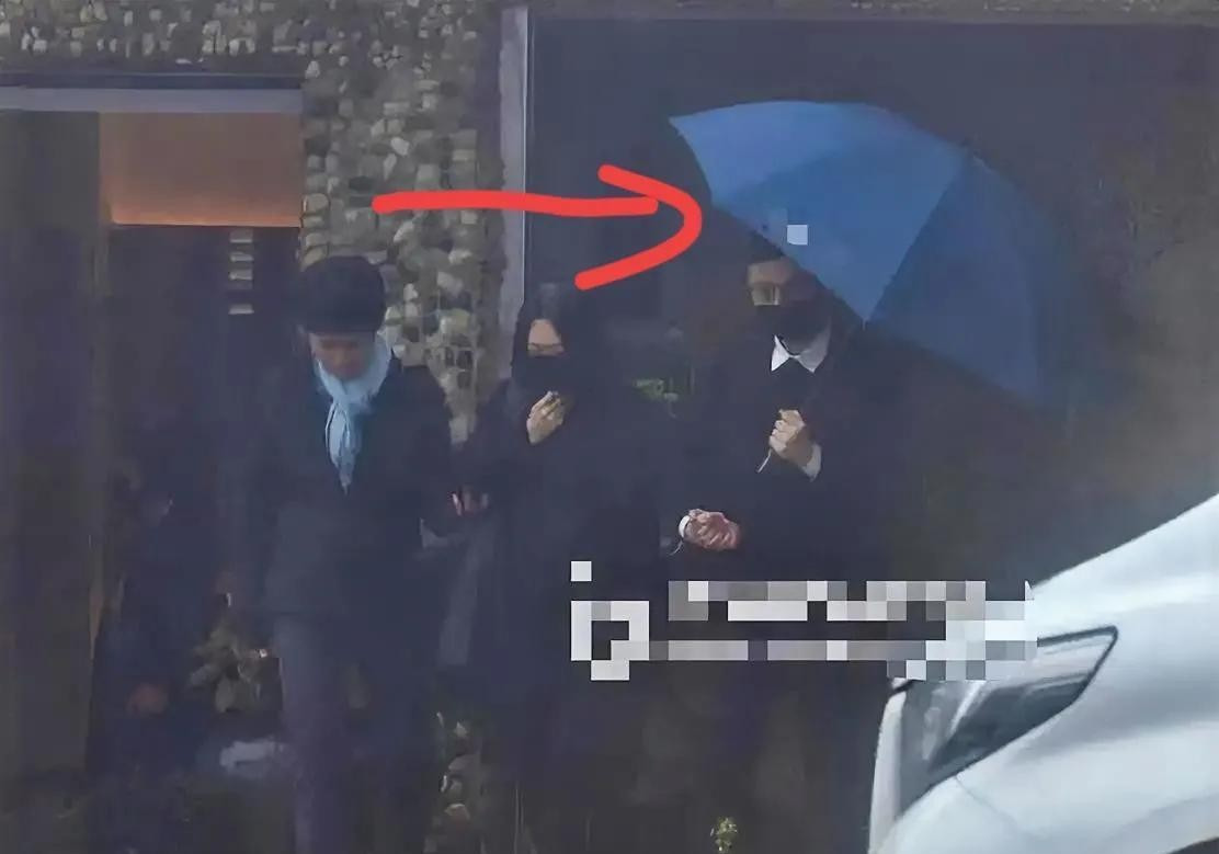 许雅钧葬礼上冷待小S











有没有搞错？葬礼上，倾盆大雨中，小S