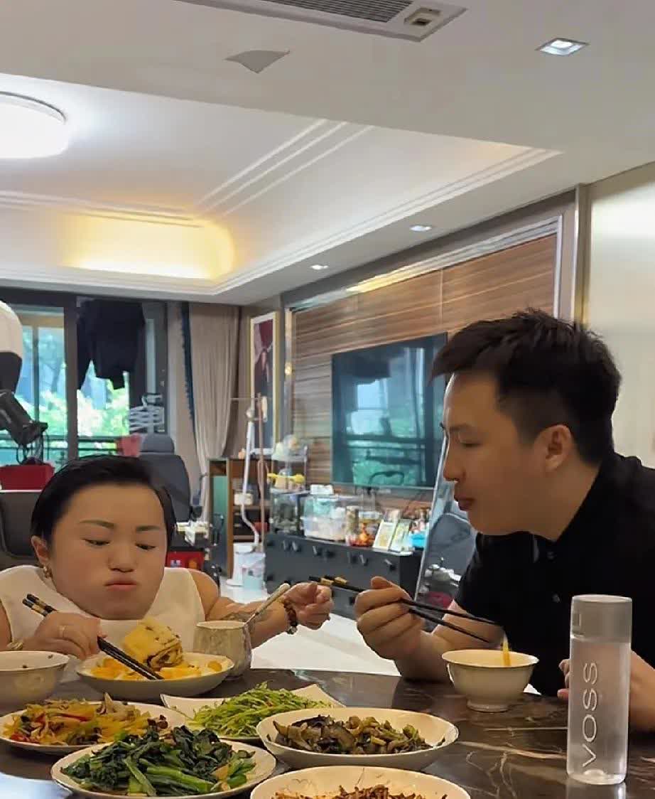 大双从杭州回来后，给自己心爱的女人李喜梅做了一桌子美食，李喜梅吃得不亦乐乎，两个