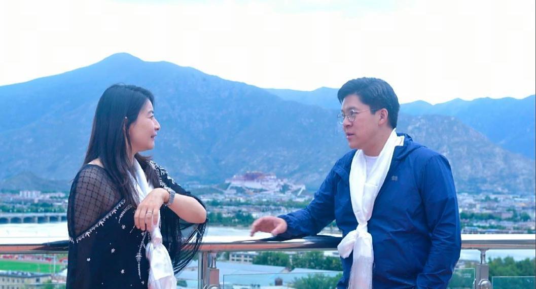 郭晶晶和老公霍启刚到新疆旅行，夫妻俩穿上了当地的传统服饰，看起来非常恩爱甜蜜，他