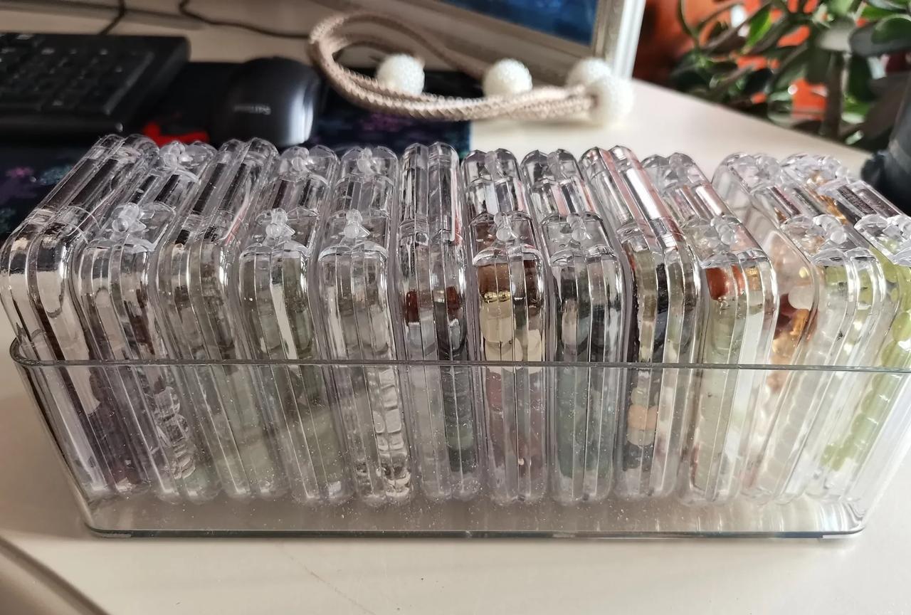 编了一天手链，累的我腰酸背痛的。今天把我的那堆珠子都找了出来，开始DIY，打算编