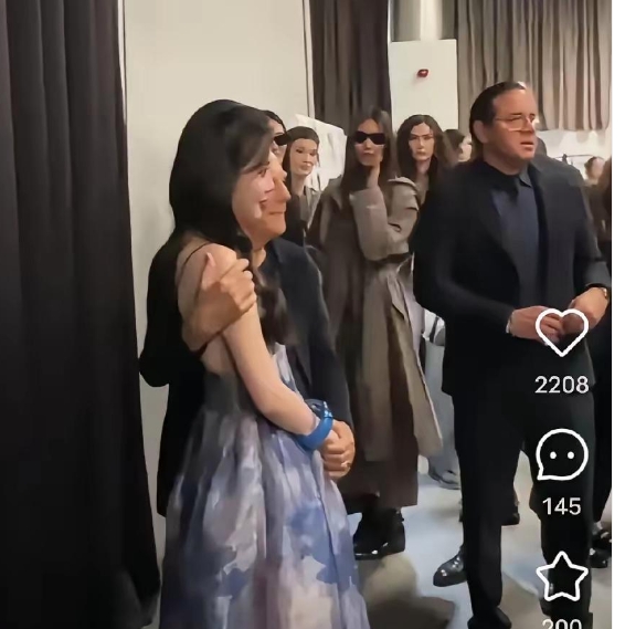 孟子义的演艺事业又迎来高光时刻！阿玛尼创始人老爷子亲自与她合影留念，这可太让人惊