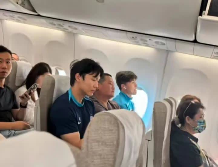 武汉三镇球员今早乘经济舱坐飞机返汉，主教练邓卓翔一脸落寞，全程面无表情一言不发。