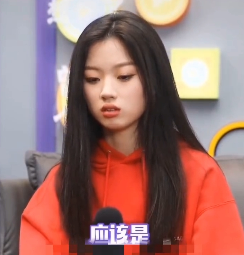 毛发旺盛得让人忍不住多看几眼，她不仅不脱发，还越看越有魅力。单依纯这发量，简直是