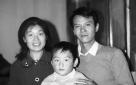1979年，知青戴建国不顾家人的反对，硬娶痴傻的程玉风为妻，新婚夜，正当戴建国流