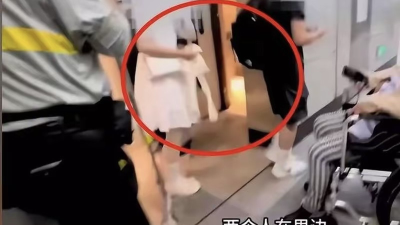地铁无障碍厕所被占55分钟！老人排队苦等，情侣出来时疑似拿丝袜
