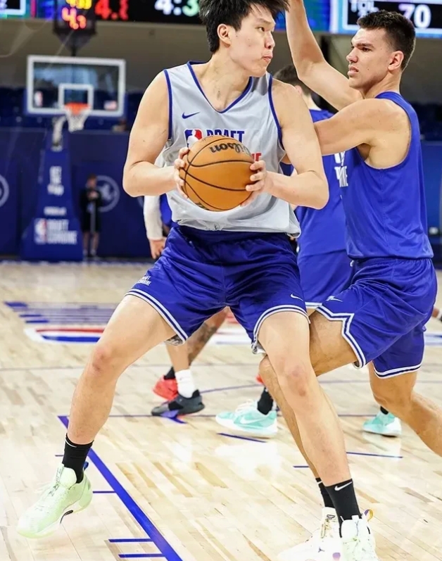 联合试训对抗赛，NBA解说称杨瀚森为“杨教练”。与CBA不一样，联合试训的队友全
