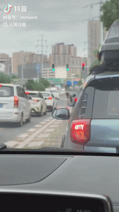 “眼泪止不住了！”江西赣州，一女司机在路口等绿灯时，绿灯亮了她非但没走，还不顾后