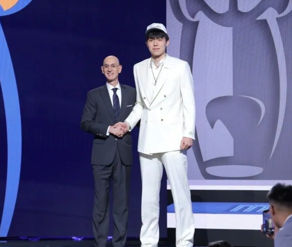 2025年6月26日，这绝对是个历史性时刻！就在这天的NBA选秀大会上，20岁生