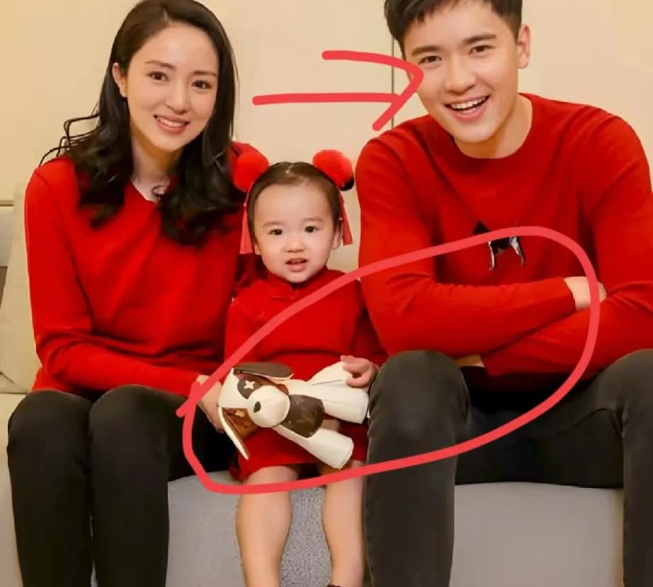 高云翔估计对前妻董璇都无语了。
他原以为离了婚就能各自安好。
没想到董璇二婚