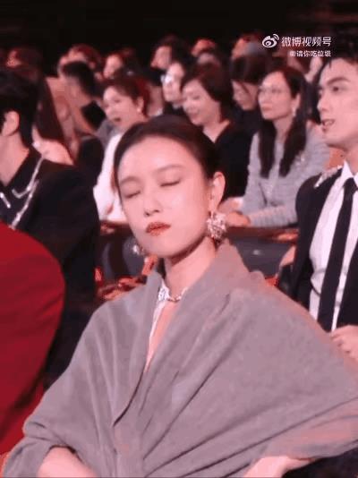 有件事，我不太敢说
怕倪妮生气，但是又憋不住
总觉得，倪妮这人有个很大的缺点，那