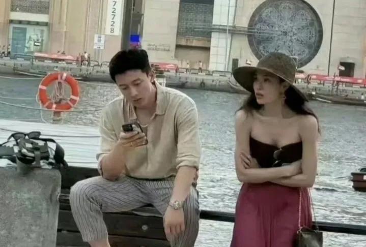 女孩和不在乎你的男友出来游玩，穿的再惊艳也白搭。看看这男人只顾玩手机，把女友晾一