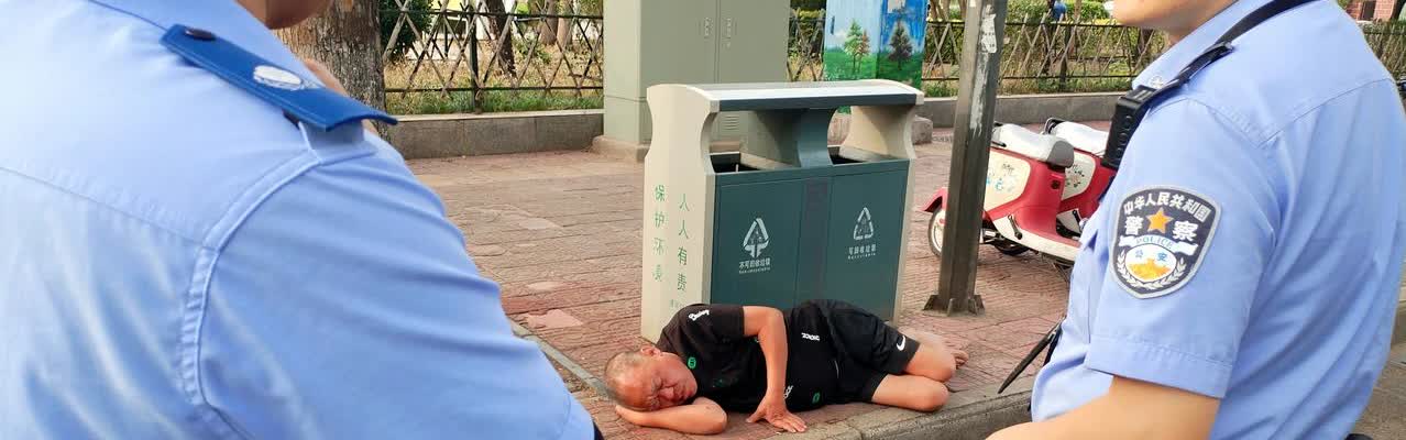 谁的家属快来认领，在瀍河东车站广场东南角一垃圾桶旁，躺着一个疑似醉酒的男性，四五