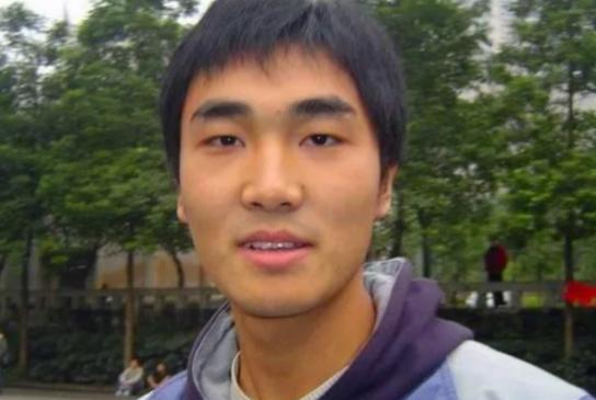 “每月就给我500块，资助不起装什么孙子！”2006年，贫困大学生向媒体怒斥：“